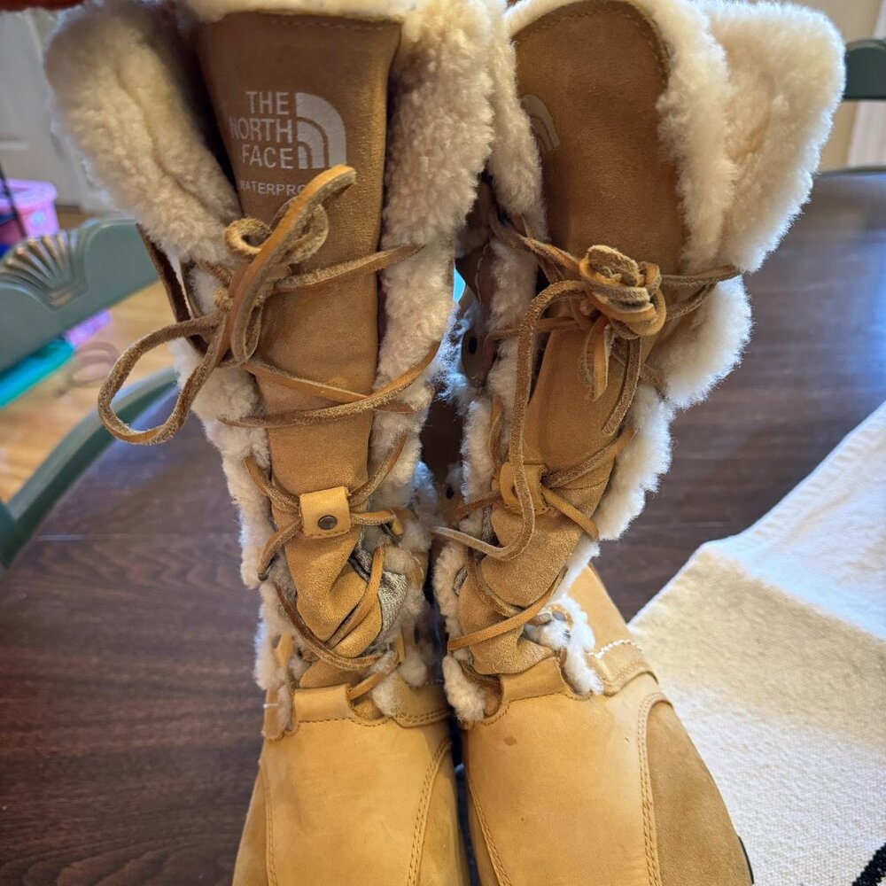 The North Face Womans Winter Waterproof Insulated Tan Shearling Boots Size 8.5